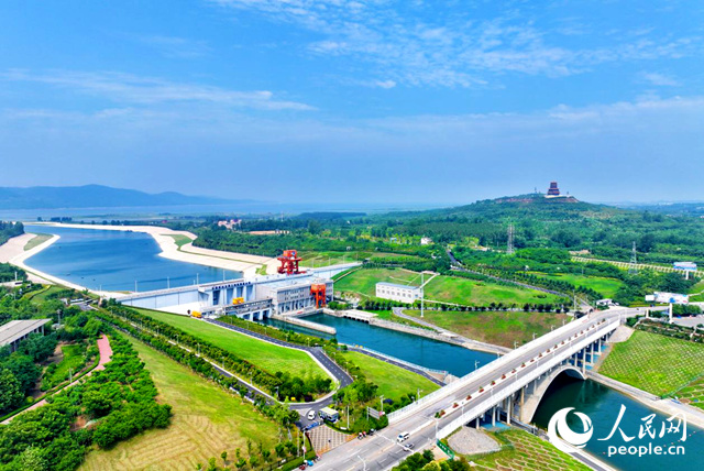 仲夏時節(jié)，走進(jìn)河南省淅川縣丹江口水庫，但見青山葳蕤，草木蔓發(fā)；碧波浩渺，水澄如鏡。作為南水北調(diào)中線工程渠首所在地和核心水源區(qū)，淅川縣守著“大水缸”，握著“水龍頭”。